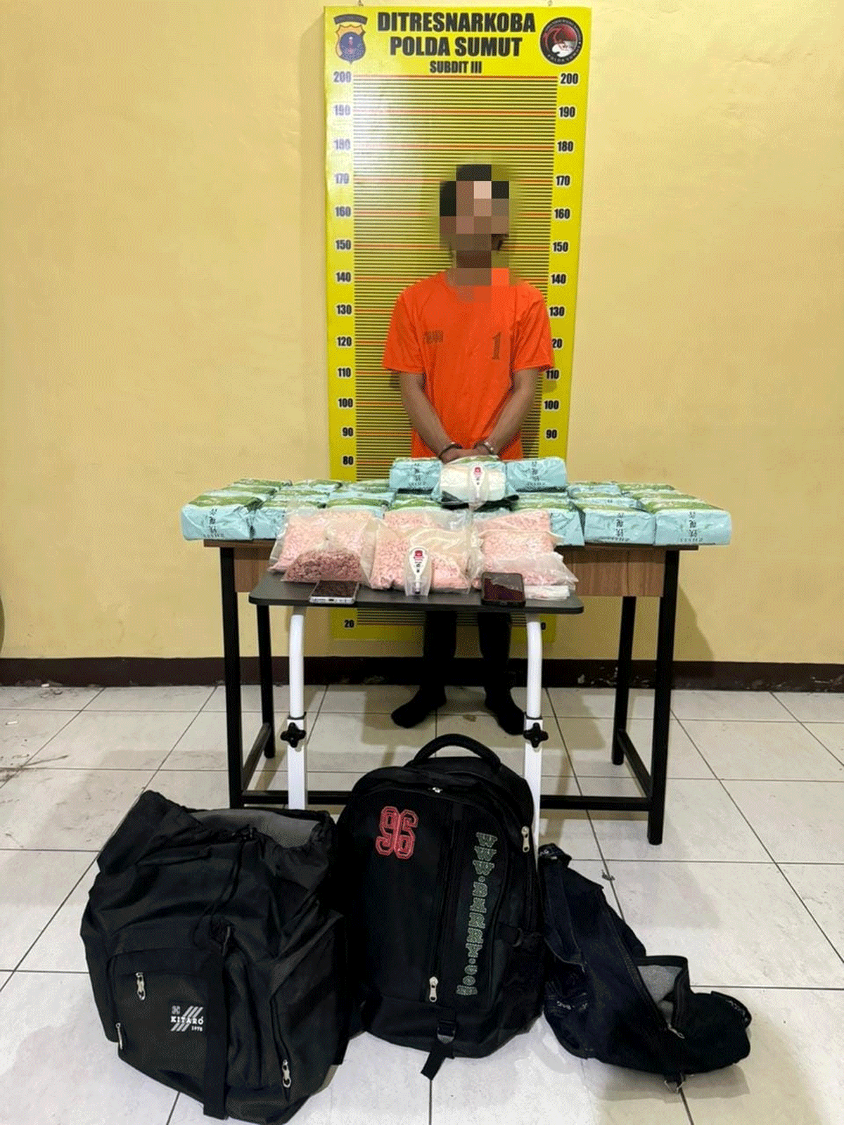Pelaku dan barang bukti yang diamankan polisi