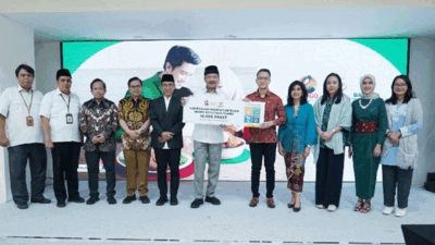 Foto bersama setelah penyerahan paket sembako di Baznas Jakarta. (ist)