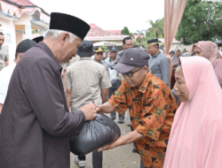 Pemprov Sumbar Salurkan 30 Ton Beras bagi Warga Terdampak Banjir di Dharmasraya 2 Pemprov Sumbar Salurkan 30 Ton Beras bagi Warga Terdampak Banjir di Dharmasraya