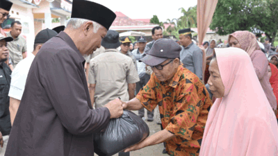 Gubernur serahkan bantuan beras pada warga terdampak banjir di Dharmasraya. (Biro Adpim)