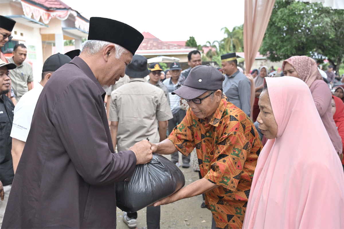 Gubernur serahkan bantuan beras pada warga terdampak banjir di Dharmasraya. (Biro Adpim)