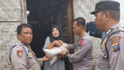 Penyerahan bantuan pangan pada warga kurang mampu.