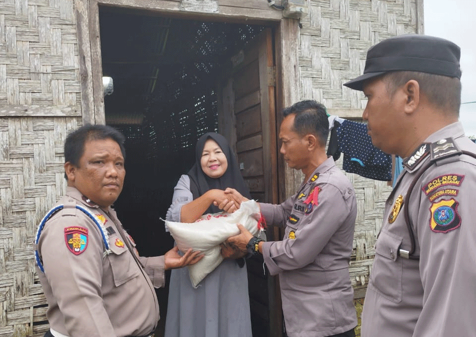 Penyerahan bantuan pangan pada warga kurang mampu.