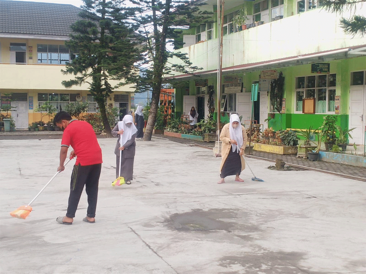 Bersih-bersih di lingkungan seolah lantaran adanya abu vulkanik Gunung Marapi. (kominfo)