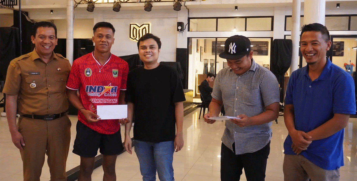 Penyerahan bonus pada pemain dan ofisial PSPP. (kominfo)