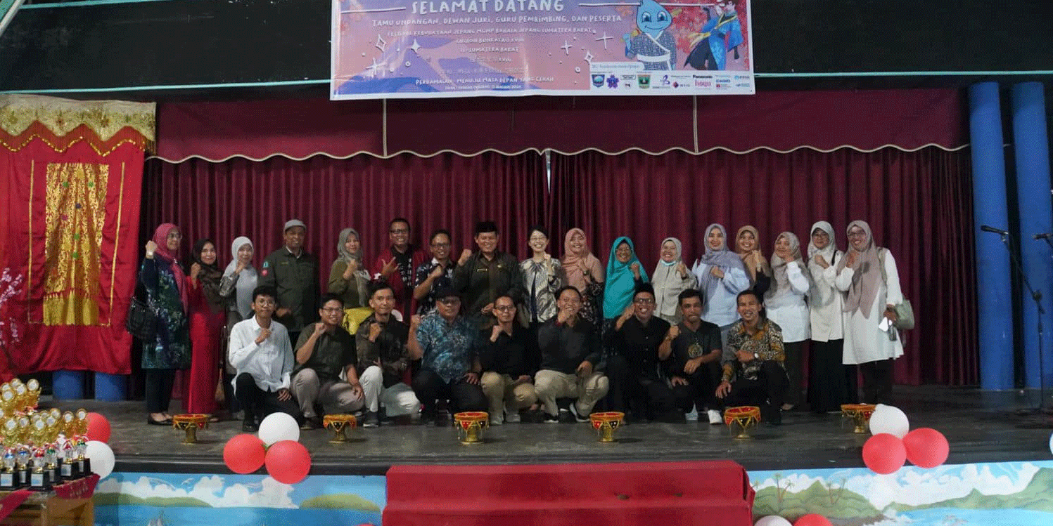 Peserta lomba foto bersama. (kominfo)