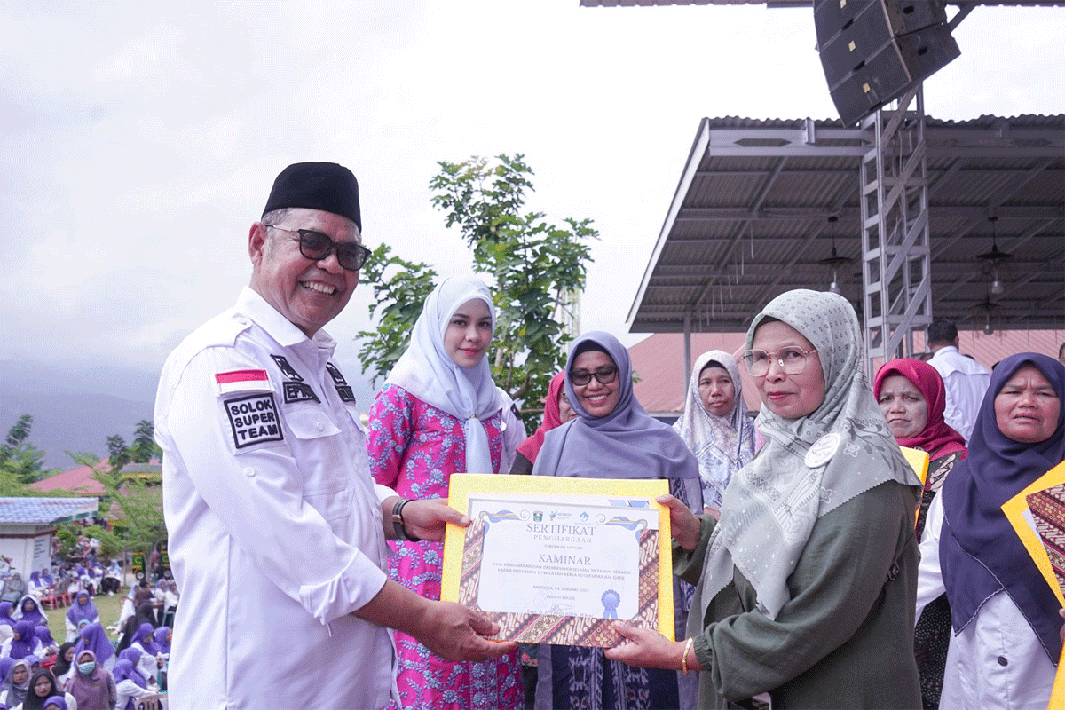 Bupati Epyardi serahkan penghargaan