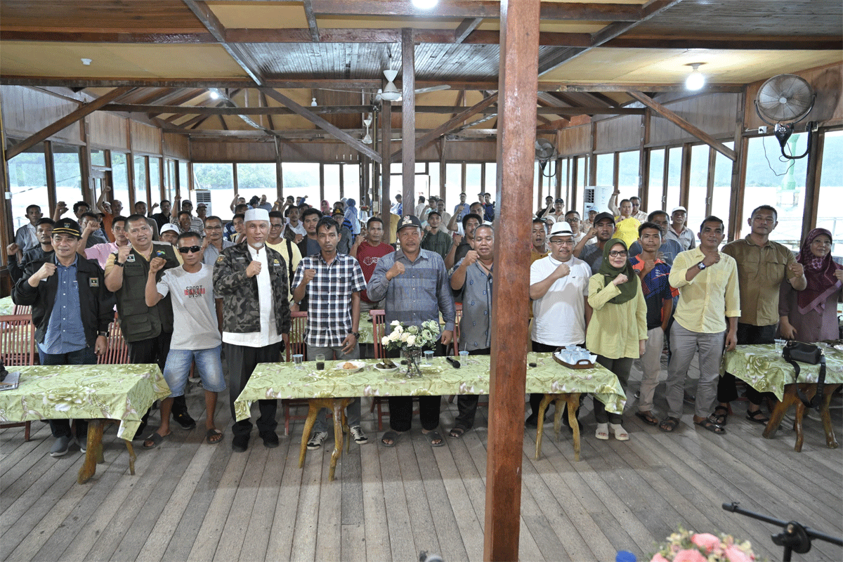 Gubernur Mahyeldi bersama nelayan di Pesisir Selatan. (Biro Adpim)