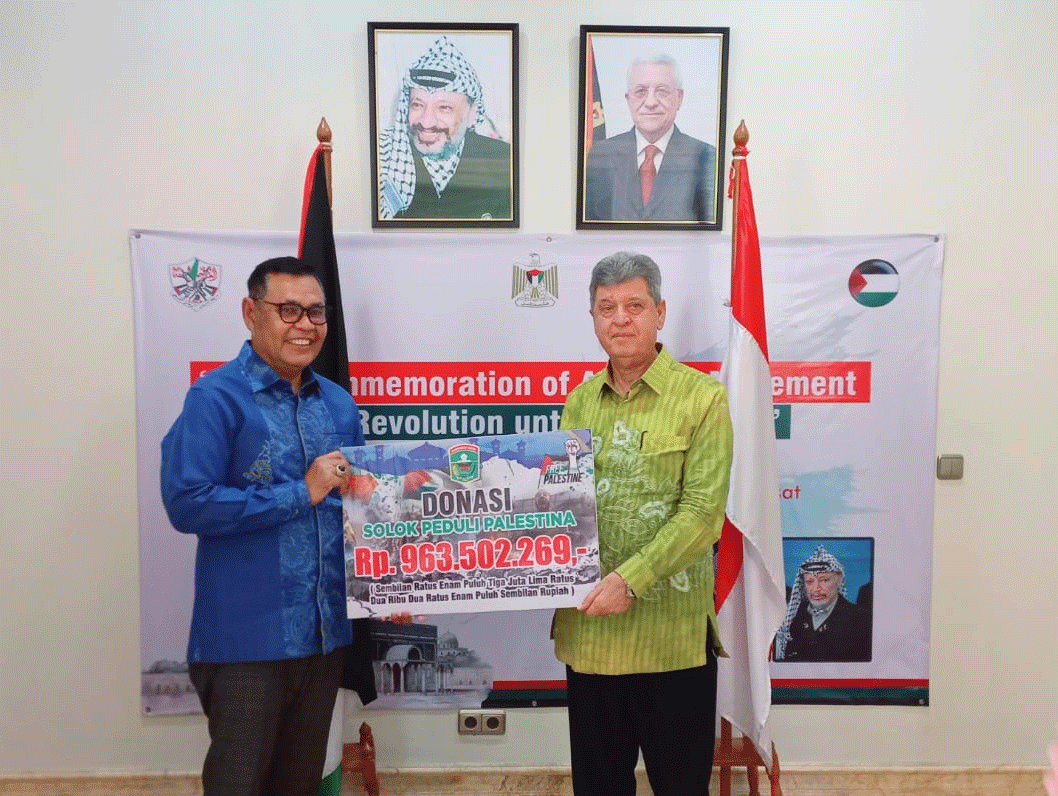 Bupati Epyardi Asda serahkan bantuan untuk Palestina di Jakarta.