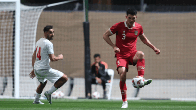 Pemain belakang Indonesia, Elkan Baggot kuasai bola dalam laga uji coba dengan Iran. (pssi)