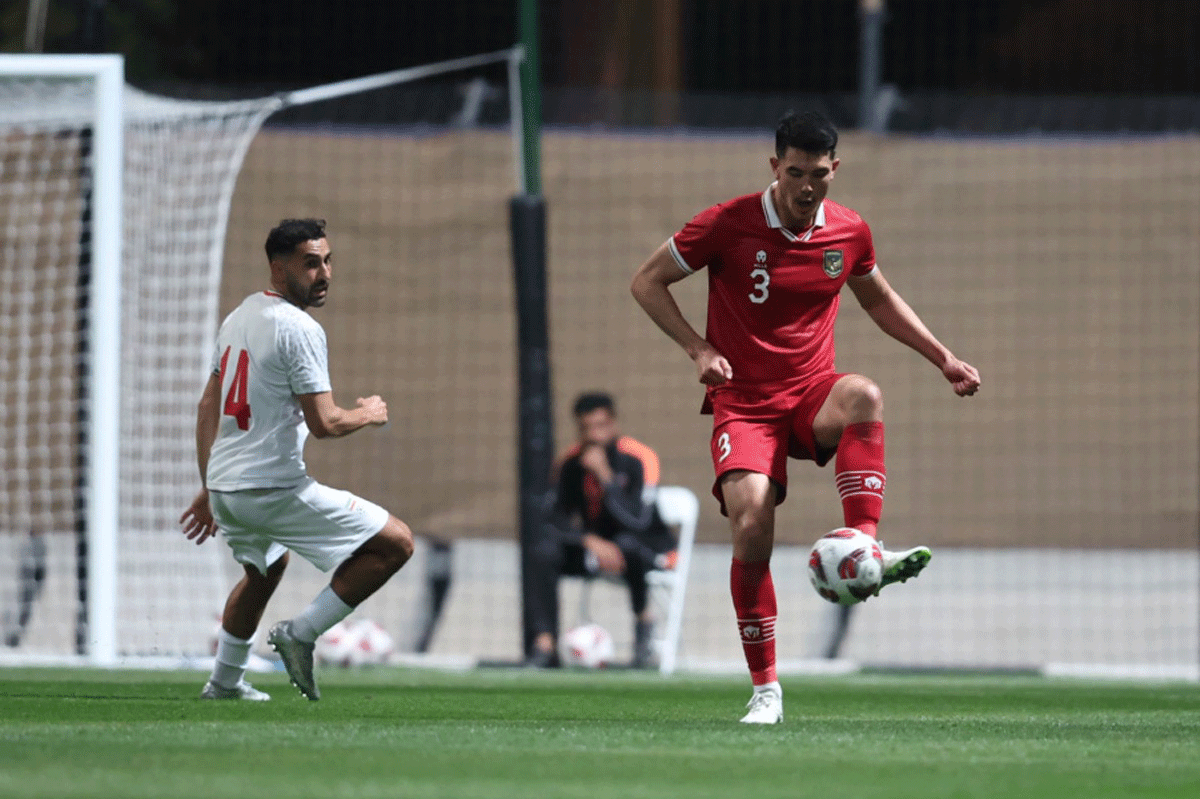 Pemain belakang Indonesia, Elkan Baggot kuasai bola dalam laga uji coba dengan Iran. (pssi)