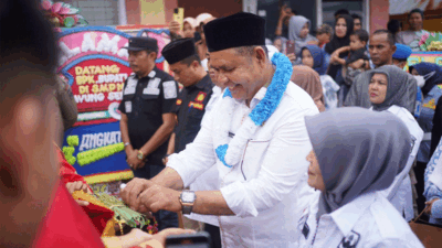 Bupati Epyardi disambut dengan siriah dalam carano ketika kunjungan kerja ke Sirukam.
