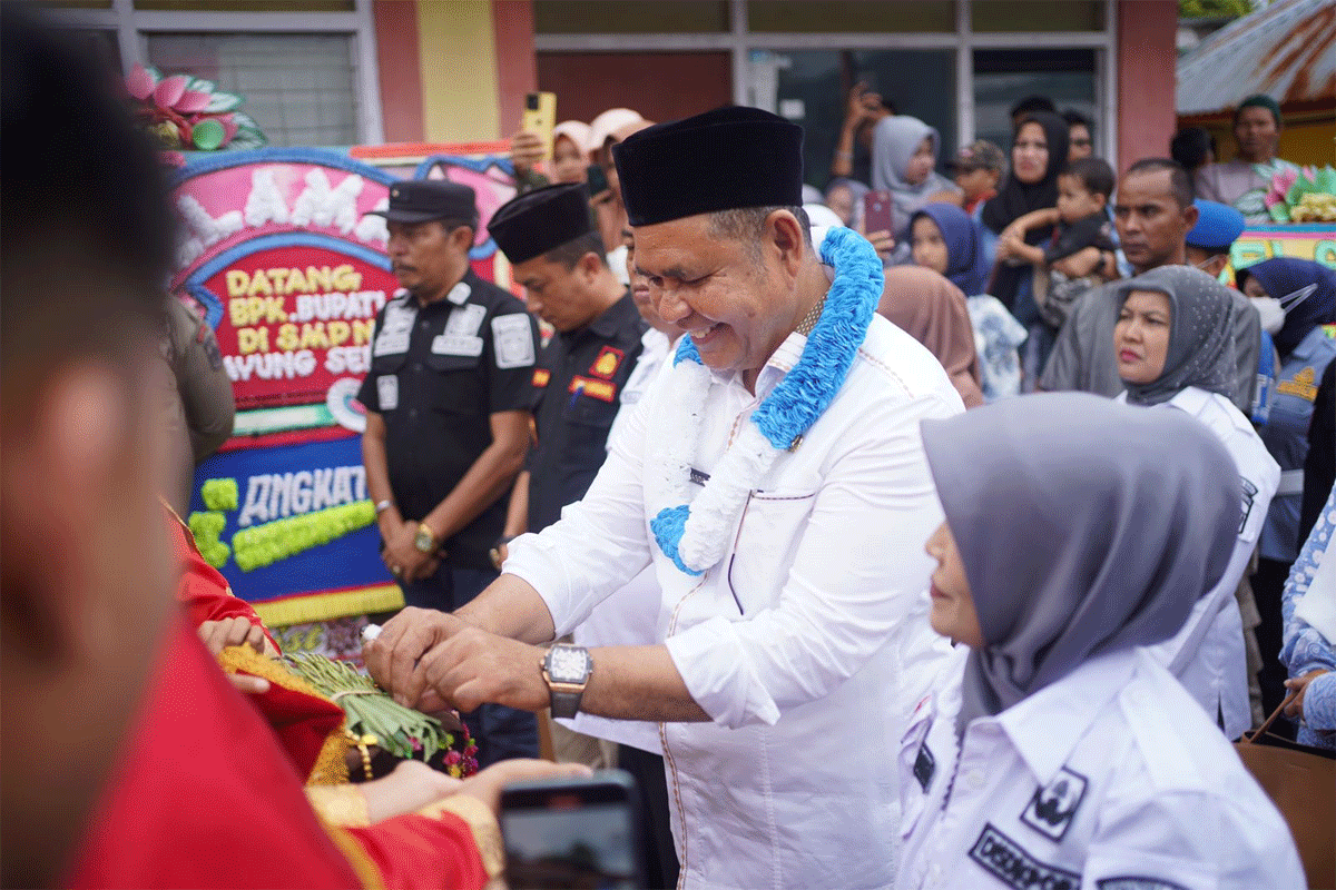 Bupati Epyardi disambut dengan siriah dalam carano ketika kunjungan kerja ke Sirukam.