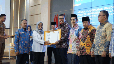 Bupati Epyardi Asda terima penghargaan dari Ombudsman RI Perwakilan Sumbar