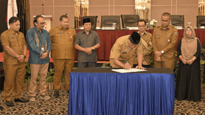 Gubernur Mahyeldi buka konsultasi publik rancangan awal RPJPD Sumbar 2025-2045 di Hotel Pangeran Beach, Selasa (9/1/2024). (Biro Adpim)