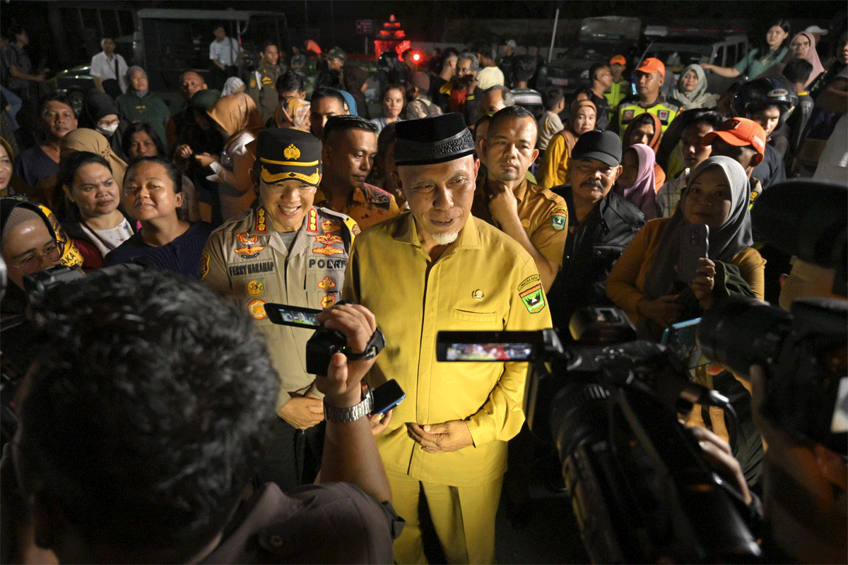 Gubernur Mahyeldi berikan keterangan pers. (Biro Adpim Setdaprov Sumbar)