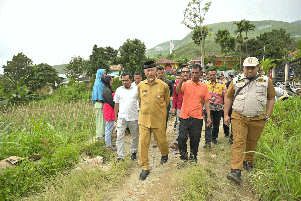 Gubernur Mahyeldi tinjau lokasi rencana pembangunan jembatan. (Biro Adpim)