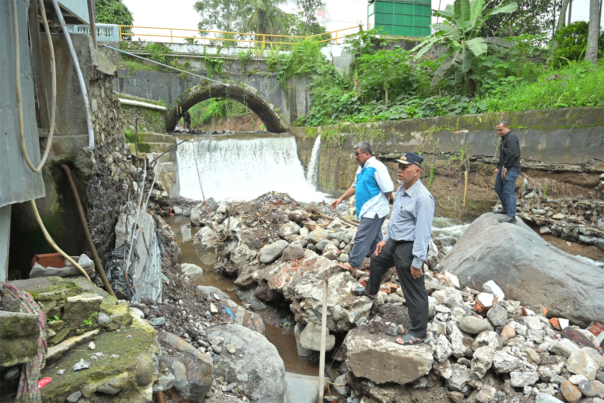 Gubernur tinjau dinding jembatan dan pembatas sungai di samping Masjid Al-Ikhlas, Simpang Manunggal, Dusun Limo Kaum, Tanah Datar. (Biro Adpim)