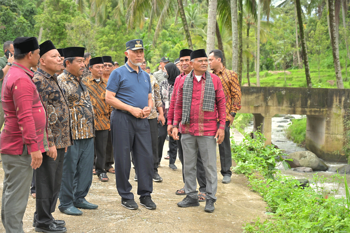 ubernur tinjau lokasi pembangunan SMA Negeri 3 Gunung Talang. (Biro Adpim)