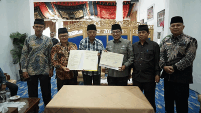 Foto bersama usai serah terima hibah tanah. (prokopim)