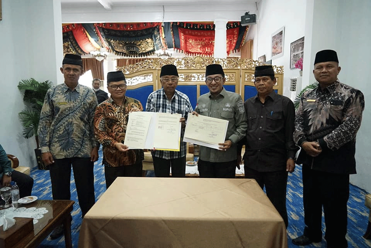 Foto bersama usai serah terima hibah tanah. (prokopim)