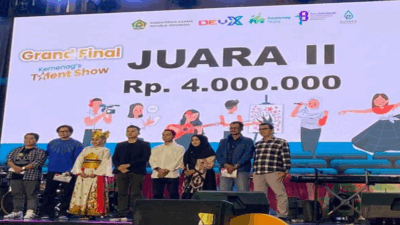Penyerahan hadiah pada Marisa Isman