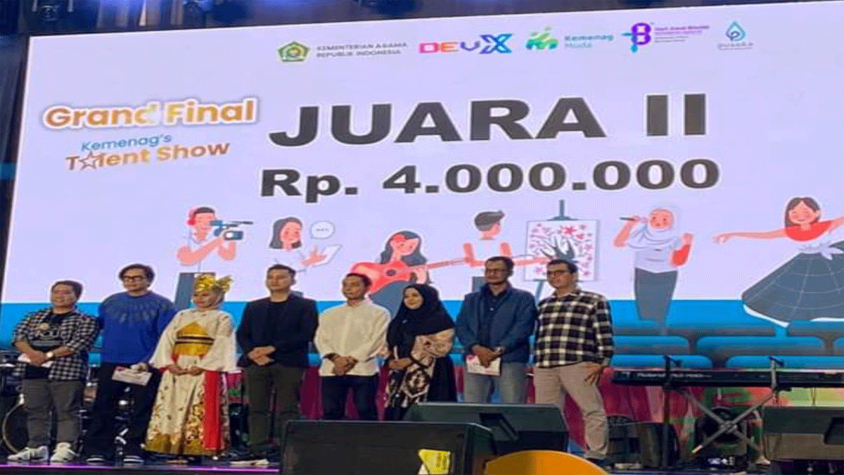 Penyerahan hadiah pada Marisa Isman