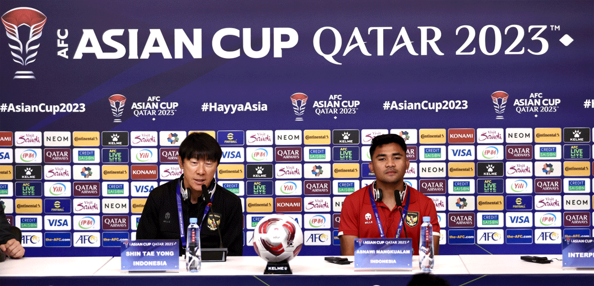 Pelatih Shin Tae-yong dan kapten Asnawi Mangkualam berikan keterangan pers jelang laga Irak dengan Indonesia. (pssi)