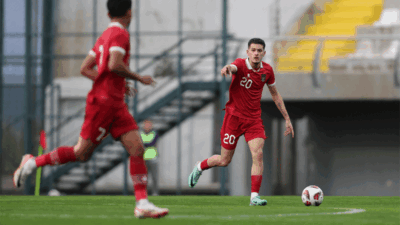 Justin Habner kuasai bola dalam laga Indonesia dengan Libya. (pssi)
