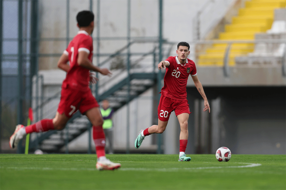 Justin Habner kuasai bola dalam laga Indonesia dengan Libya. (pssi)