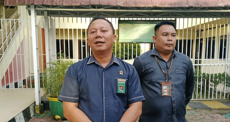 Kasi Humas Pengadilan Negeri Gunungsitoli, Fadel Perdamaen Batee berikan keterangan pers.