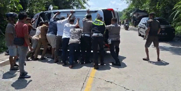 Petugas dan warga evakuasi mobil yang terlibat kecelakaan di Dharmasraya.