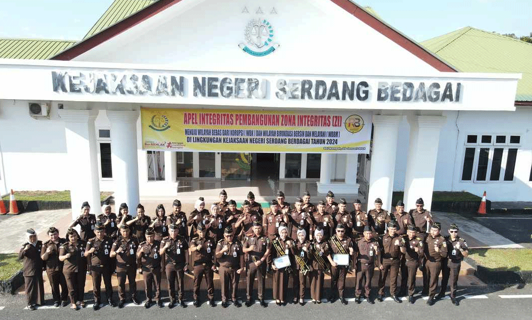 Foto bersama usai apel integritas pembangunan zona integritas di Kejari Serdang Bedagai