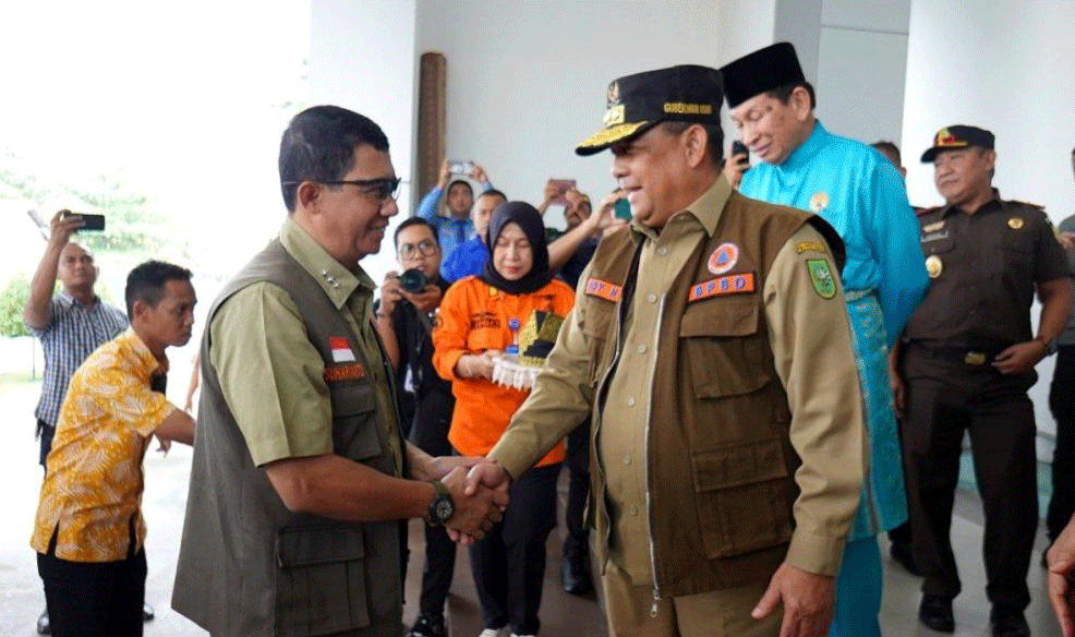 Gubernur Riau Edy Natar Nasution (kanan) menyambut kedatangan Kepala Badan Nasional Penanggulangan Bencana (BNPB), Letjen TNI Suharyanto tiba di VIP Lancang Kuning, Bandara Sultan Syarif Kasim II Pekanbaru, Kamis (18/1/2024). (riau.go.id)