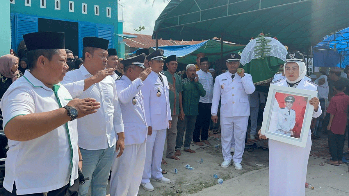 Warga beri penghormatan pada almarhum.