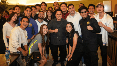 Ketua Umum PSSI, Erick Thohir bersama influencer dan wartawan usai nonton bareng Indonesia lawan Irak. (pssi)