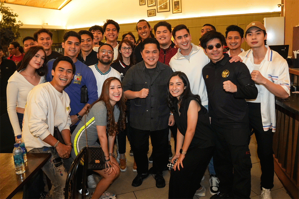 Ketua Umum PSSI, Erick Thohir bersama influencer dan wartawan usai nonton bareng Indonesia lawan Irak. (pssi)