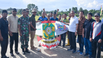 Foto bersama di sela pembukaan festival layang-layang di Kampar. (riau.go.id)