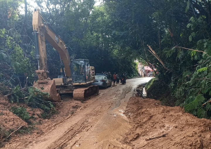 Material berupa tanah yang sebelumnya menutup jalan, akhirnya bisa dibersihkan, sehingga akses lalu lintas bisa dibuka kembali.