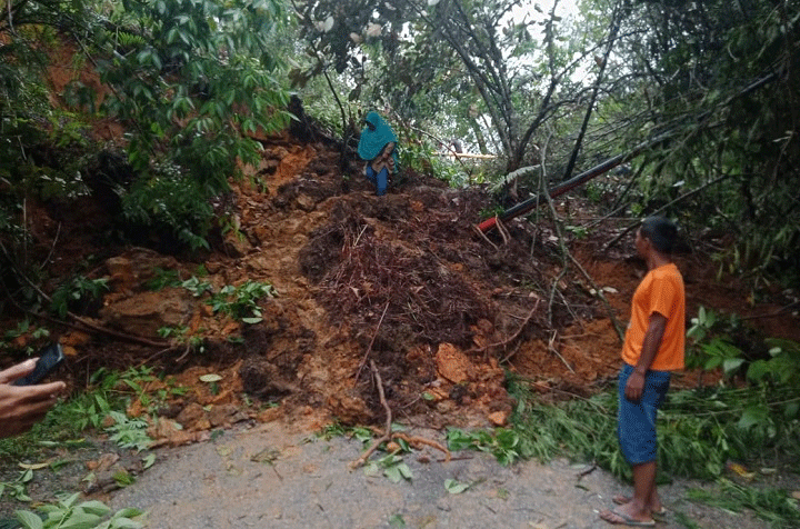Longsor mengakibatkan akses transportasi terputus. Longsor terjadi di Pantai Cermin, Kabupaten Solok