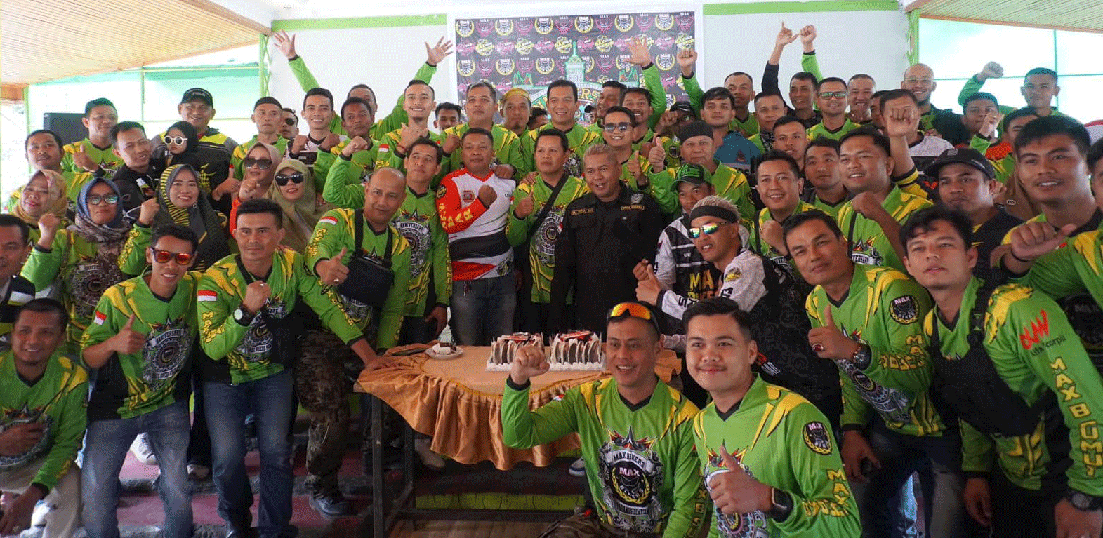 Foto bersama di sela HUT Max Bikers Sumbar. (kominfo)