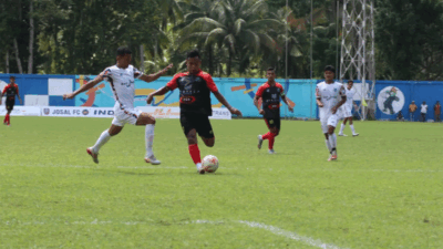 Pemain PSPP dan pemain PS Pasaman Barat berebut bola dalam leg pertama Semifinal Liga 3 Sumbar, Selasa (2/1/2023) di GOR Durian Gadang Sungai Sarik, Padang Pariaman. (kominfo)