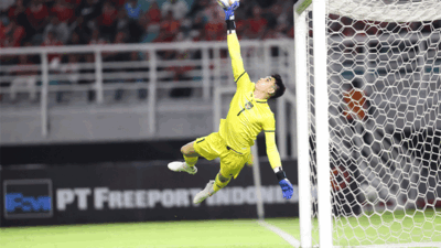 Aksi kiper Nadeo Argawinata. (pssi)