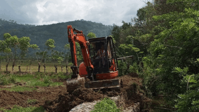 Alat berat dikerahkan untuk perbaikan irigasi