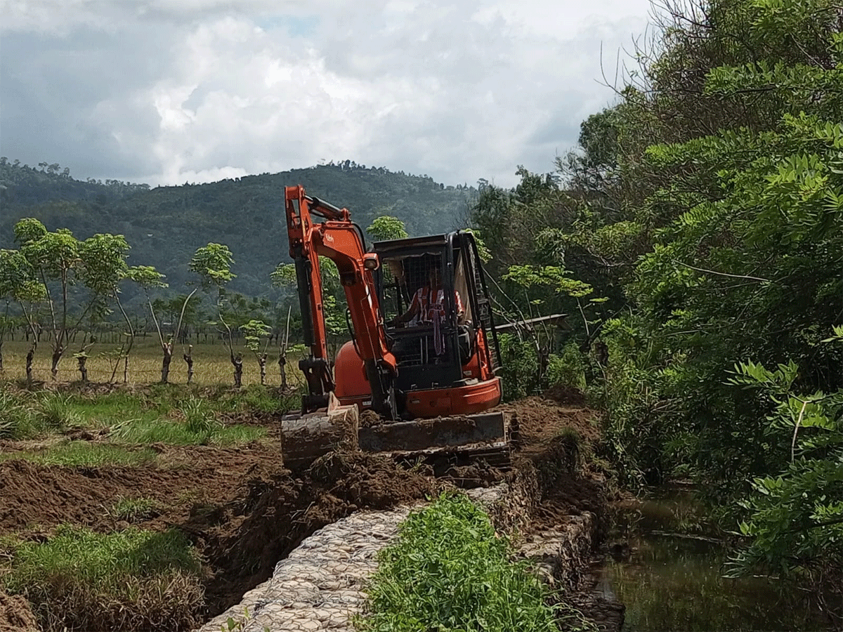 Alat berat dikerahkan untuk perbaikan irigasi