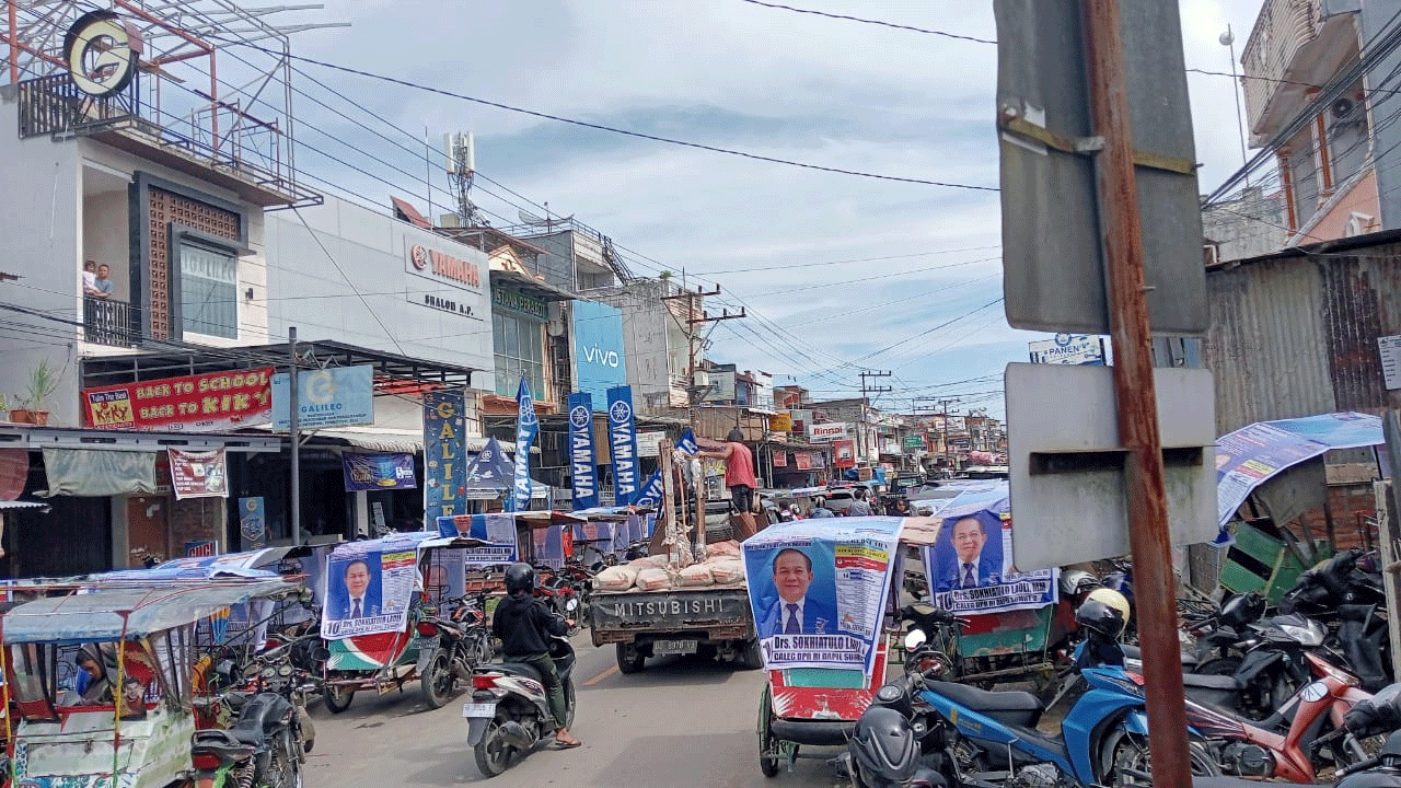 Ratusan becak berjejer di Kota Gunungsitoli yang bergambar calon anggota DPR Sokhiatulo Laoli