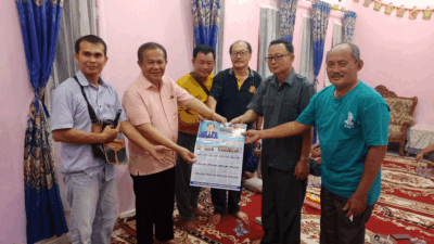 Sokhiatulo Laoli serahkan kalender pada warga