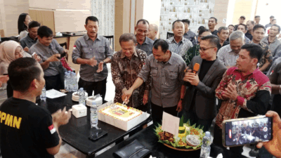 Potong tumpeng tandai hari ulang tahun