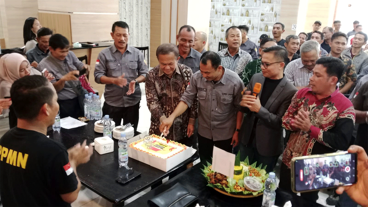 Potong tumpeng tandai hari ulang tahun