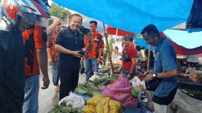 Sambil Dengar Keluhan, Calon Anggota DPR-RI Sokhiatulo Laoli Belanja dan Sapa Pedagang di Pekan Fowa